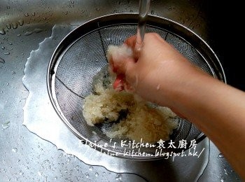 step2: 珍珠米用水沖一沖洗再瀝乾 , 放入碗內加少許油拌勻備用