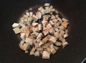 step12: 原鍋將油倒岀後，利用鍋內餘油炒香洋蔥和挖出的油豆腐渣，