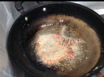 step3: 猛油炸花竹蝦六成熟