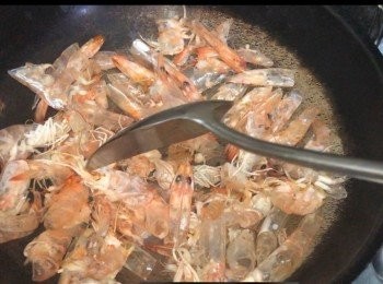 step1: 蝦殼烘乾後加油蔥頭爆香