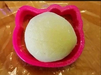 step5: 綠豆蓉冰皮粘些糕粉，放入Hello Kitty模內。