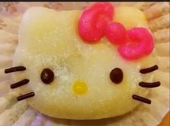 step8: 朱古力粉團及黃色粉團分別搓上橢圓形，分別放上巳印好的kitty樣貌的冰皮上、在加上朱古力針 完成。
放入冰箱可以儲存8天。
食時取出，放入雪櫃10分鐘回軟，可以進食。