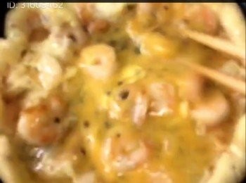 step7: 油燒滾後，關火立即到上蛋漿用木筷子不停攪動，直至蛋漿完全煮成滑蛋。