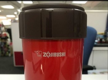 step2: 將熱水倒入燜燒杯，約半杯滿。
上下搖幾下，靜待五分鐘。