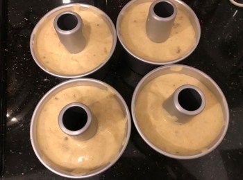 step7: 麵糊倒進戚風模內，輕"噔"幾下