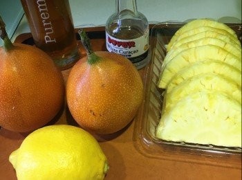 step1: 熱情果菠蘿汁：
熱情果 2個
新鮮菠蘿 200g(超市新鮮菠蘿已去皮，處理好)
檸檬汁 1茶匙
橙酒 1茶匙(可用白酒代替)
橙蜜糖 1茶匙(可用普通蜜糖代替)
檸檬皮蓉 少許(只要黄色部份)