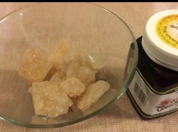 step2: 冰糖1小杯或適量 (或蜜糖隨量）。


適量水。