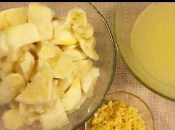 step4: 將檸檬皮切絲、然後再切成碎粒。而橙皮白色的部份則刮走它。將檸檬切成兩邊榨汁，並將檸檬肉去除核切碎備用。


想知道我更多食譜，可去我Facebook 專頁。
https://m.facebook.com/carlineki/