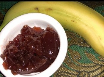 step2: 紅桑子醬3 湯匙、香蕉1/2半條，切片