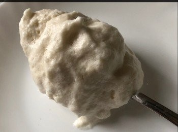 step5: 以一個湯或雪糕𢳂刮出蛋白霜，中間放上紅桑子醬於餡和香蕉片內，再刮少許蛋白在上面蓋好