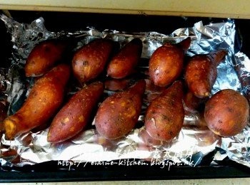 step9: 蕃薯焗15分鐘後將蕃薯從焗爐取出