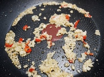 step6: 加入蒜末及薑末炒香。