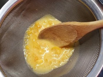 step42: 將咸蛋黃與芝士過一次篩