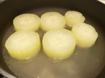 step2: 取出節瓜後放入煲內，加入雞湯 、鹽和糖煮一會兒。