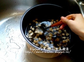 step6: 逐一加入浸菇水 , 上湯及1500ml水拌勻