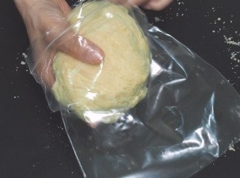 step2: 逐少加入牛奶拌成麵糰，然後放入保鮮袋內封好，置雪櫃30 分鐘。