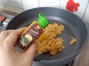 step7: 加入印度咖喱粉及黃薑粉炒香
**留意不要炒焦；如大乾可加點油