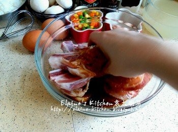 step1: 有骨豬扒用刀背拍鬆兩面 , 放入大碗內加入<span class="group_2">醃料</span>拌勻靜待30分鐘