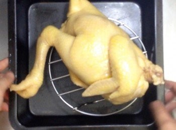 step6: 之後把雞放在蒸架上掠乾，最少1小時（2小時更好）
雞在風乾時，做配料和醬汁