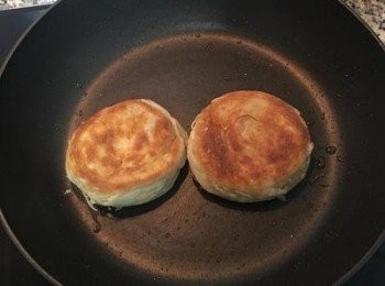 step20: 重覆再各翻一次面，煎到<span class="group_2">麵糰</span>金黃上色，約需5分鐘左右，即可起鍋享用。