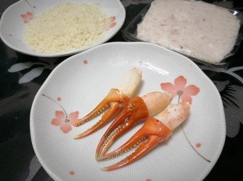 step1: 急凍蟹箝從冰格取出用水略沖， 放再回普通格低溫解凍， 之後輕力按出水份； 再用廚紙汲乾備用（Tips: 要輕力， 否則肉會散開）