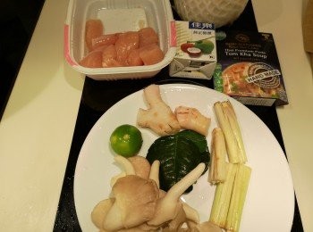 step1: 雞柳一開三，雞肉醃一陣，香茅和南薑拍扁，檸檬葉撕碎， 椰青開蓋倒出椰青水，椰青水約250ml, 如果椰青水不足250ml可加水代替，挖出椰青肉。