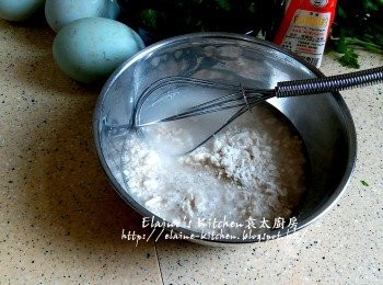 step3: 芫茜洗淨切碎 , 蕃薯粉加80ml水拌勻至冇粉粒備用