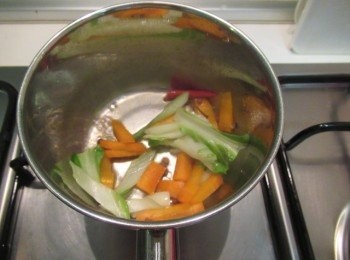 step4: 湯汁收乾到9分時,放入步驟1的青菜,邊拌邊加熱,煮至收乾即可.