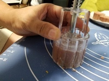 step14: 入模後壓花,放入雪櫃再雪15分鐘以上待硬身,雪一晚才焗效果會更理想