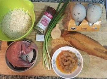 step1: 米洗淨備用；薑去皮洗淨；蔥洗淨；