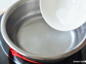 step2: 將日本玄餅粉倒入熱水中小火煮滾