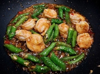 step9: 倒入<span class="group_3">調味醬汁</span>與<span class="group_1">食材</span>拌炒入味。