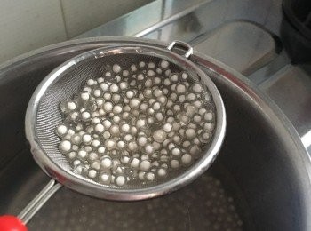 step2: 將吉士粉用小粉篩入已預傋在煲內鮮奶,花奶,糖,鹽味牛油拌勻入已撥打好的蛋液關火