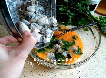 step5: 加入芫茜碎及蠔仔輕輕拌勻靜待10分鐘
