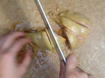step11: 雞肉掠乾後，切件先放入盤中