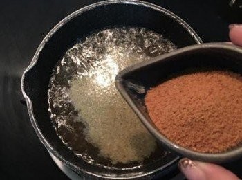 step6: 放入棕櫚糖煮滾後關火，