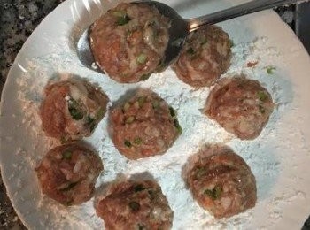 step8: 剩下的絞肉放適量在手掌，用湯匙滾圓後也沾上太白粉。