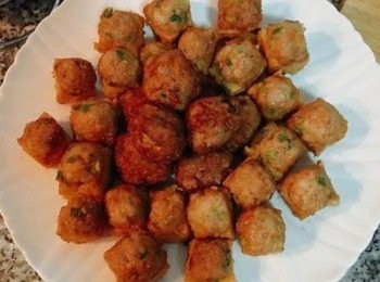 step15: 煮醬時將炸好的肉丸子和鑲豆腐擺在盤子上；
