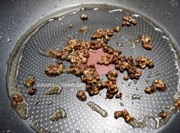 step4: 原鍋放入花椒粒，待炒出香味後取出花椒。