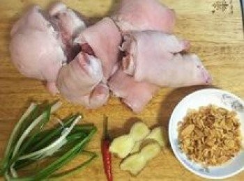 step1: 豬腳可請肉舖切成7～8塊，回家後先檢查是否有殘毛，ㄧ定要拔乾淨或刮乾淨，接著用流動水沖洗乾淨殘骨和血水即可。
蔥段洗淨後折成3折；辣椒洗淨拔除蒂頭；薑洗淨切片。