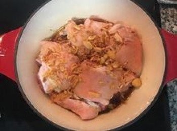 step5: 倒入米酒並撒入紅蔥酥