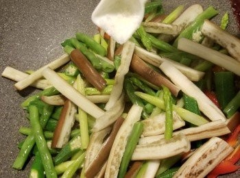 step6: 再加入所有焯好的菜,加半茶匙鹽炒勻即可