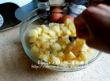 step3: 蒸粟米期間 , 將蒸好的薯仔放入大碗內 , 加少許鹽及黑胡椒碎拌勻壓成蓉