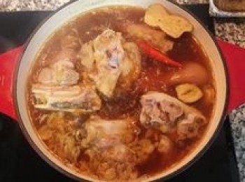 step9: 中火先煮滾後，轉小火蓋上鍋蓋煮45分鐘