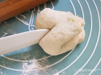 step7: 在麵糰中央切一刀至八分(但不要切斷)跟手打開麵糰