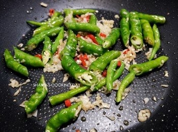 step7: 放入糯米椒炒熟。