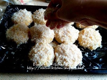 step9: 放上碟後再灑上少許麵包糠 , 蓋上保鮮紙放入冰箱冷藏1小時