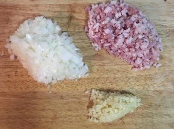 step2: 蒜頭、洋蔥、培根切碎。