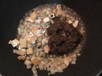 step13: 放入自製的黑胡椒醬2湯匙，
自製黑胡椒醬連結：
https://cook1cook.com/recipe/36385