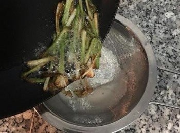 step9: 用濾網將油濾入低筋麵粉中；